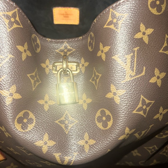 Beautiful Louis Vuitton Gaia. - Picture 5 of 13